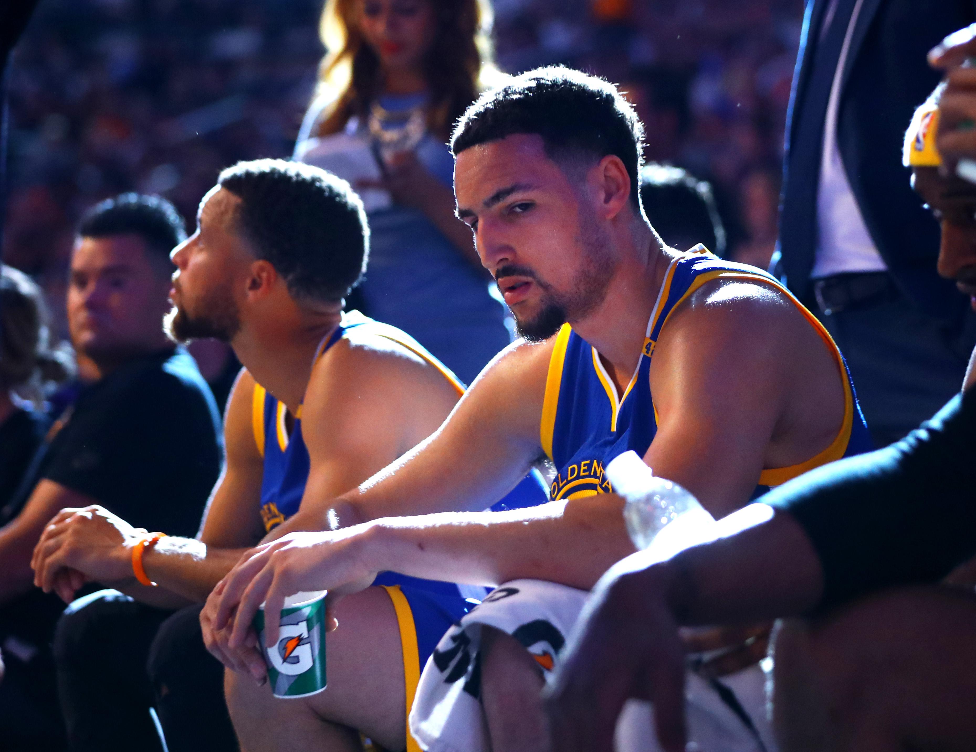 拿来吧你！柏林赫塔球员一把抢过对手教练给球员的战术小纸条（赛场突发：柏林赫塔球员当众夺走对方教练递给球员的战术纸条）