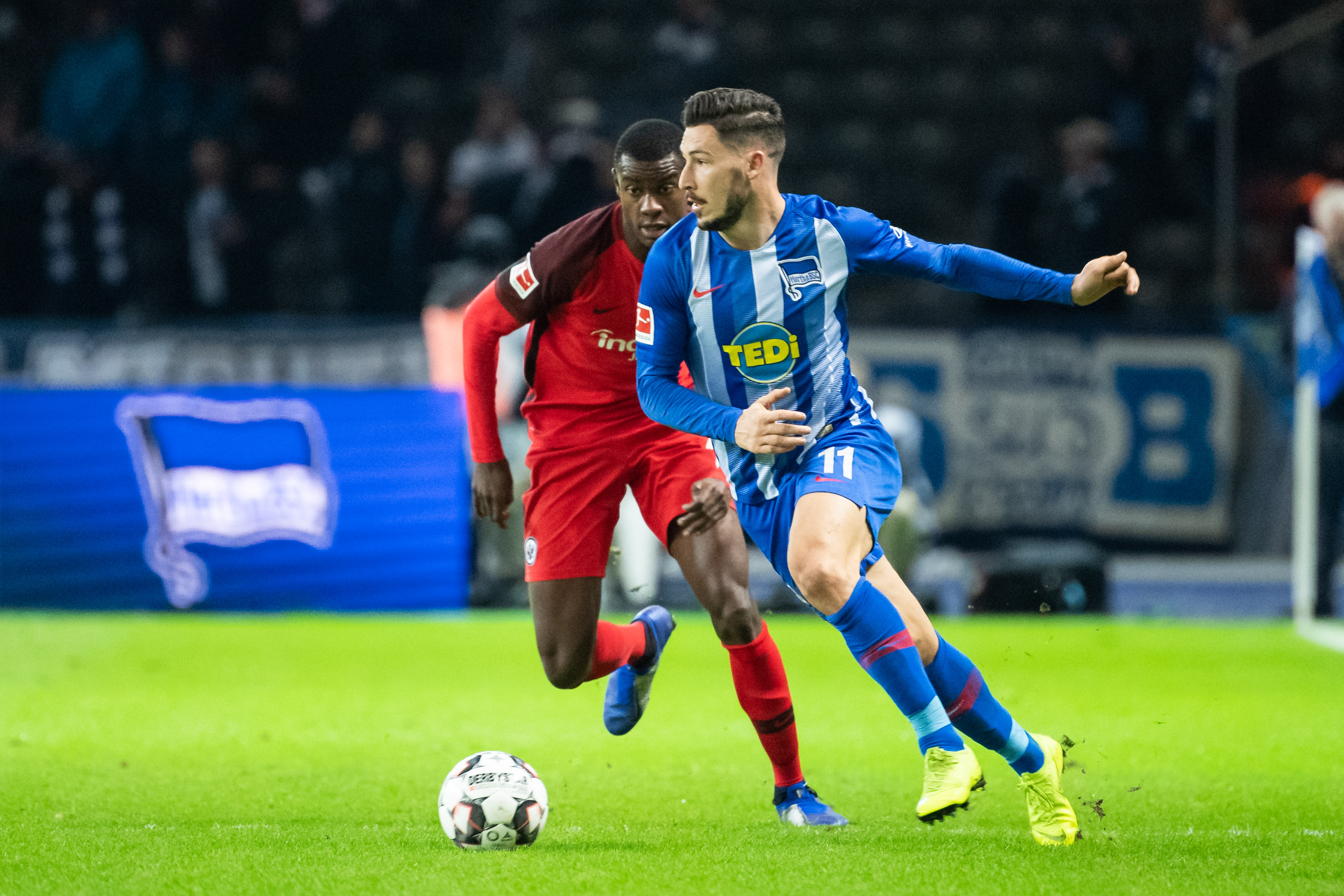 官方：受大雾影响，巴萨前往客场的航班将延迟一个小时起飞（官方通报：大雾导致巴萨客场航班起飞延后一小时）