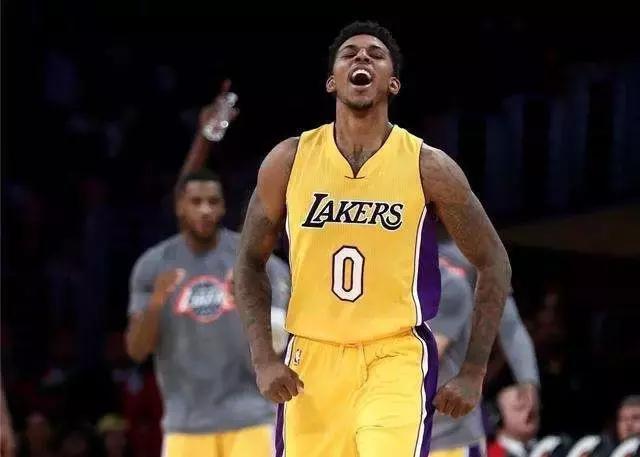 京媒：沈梓捷脚踝裹着厚厚的冰袋已被送往医院​就诊（京媒：沈梓捷脚踝缠厚冰袋，已送医就诊）