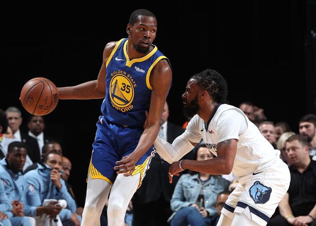 篮球场大乱斗！火箭湖人攻防极度混乱 乱战长达一分钟均未得分（火箭与湖人上演篮球场大混战：攻防失序，足足一分钟无人得分）