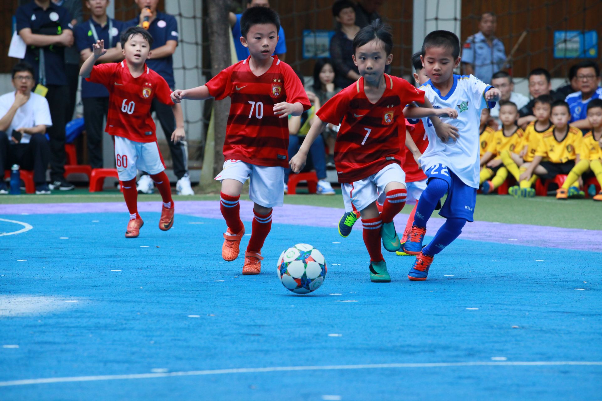 传闻：枪手、蓝军、红军、曼联和拜仁与卡马文加联系在一起（据传：枪手、蓝军、红军、曼联与拜仁均与卡马文加有接触）