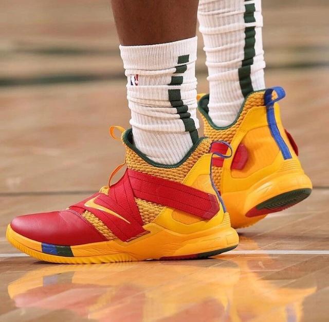致敬科比：库里圣诞节上脚科比穿过的锐步经典球鞋“黄脚趾”（库里圣诞夜致敬科比：穿上科比曾上脚的锐步经典款“黄脚趾”）