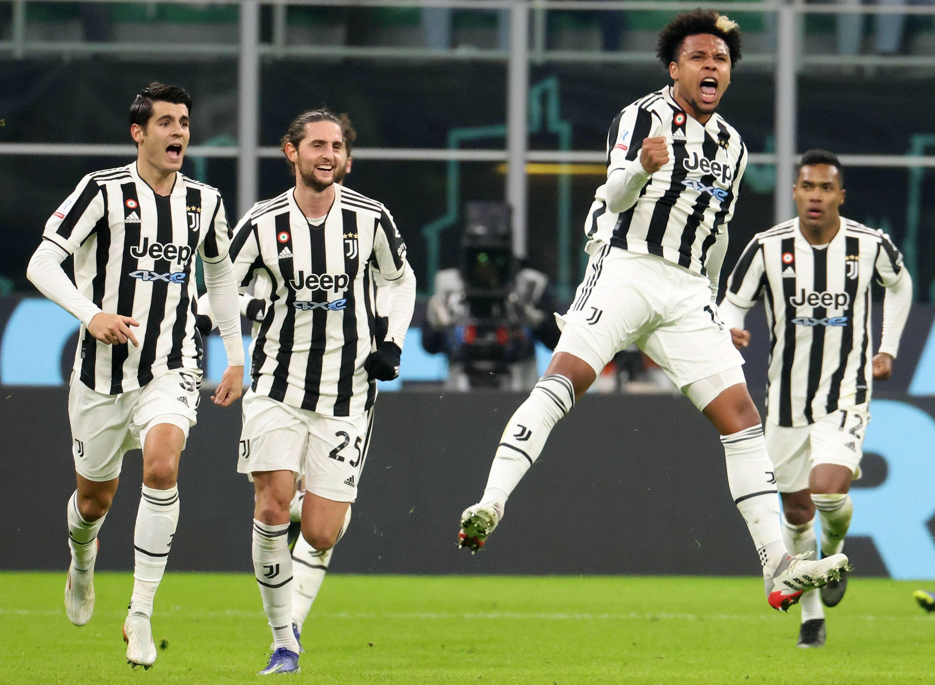 喋喋不休！克里斯造成杀伤后不停抱怨 被吹技犯送徐杰1分（抱怨惹祸：克里斯造杀伤后被吹技术犯规，徐杰多拿1分）