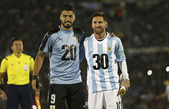 状态火热！夏普半场12中8高效16分，两次暴扣技惊四座（火力全开！夏普半场12投8中轰下16分，两次劲爆扣篮引爆全场）