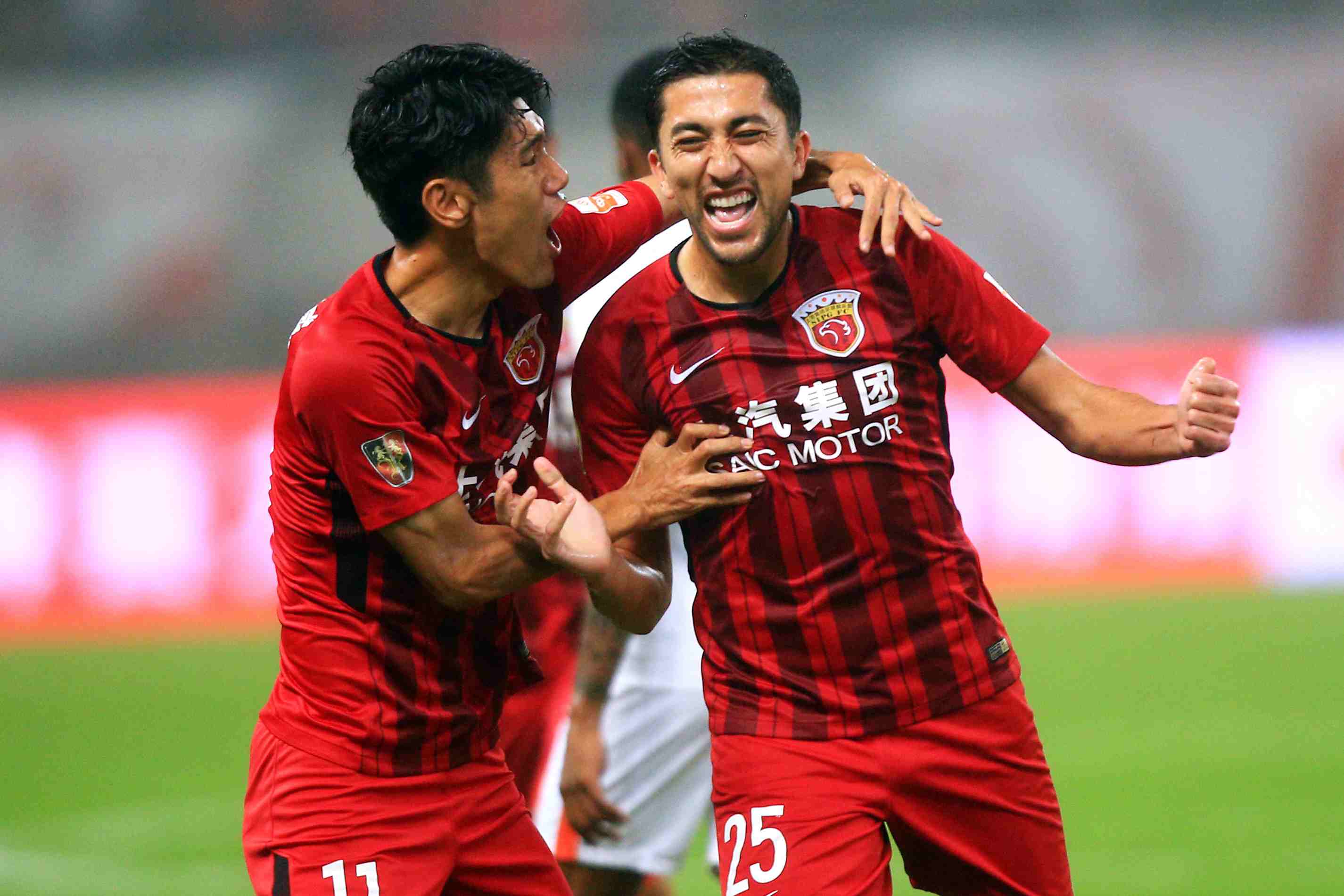 申京隔扣颜射亚当斯，后者按头锁喉遭申京“挑衅”：就扣你这混球（申京隔扣颜射亚当斯引爆冲突：被按头锁喉后回击挑衅“就扣你这混球”）