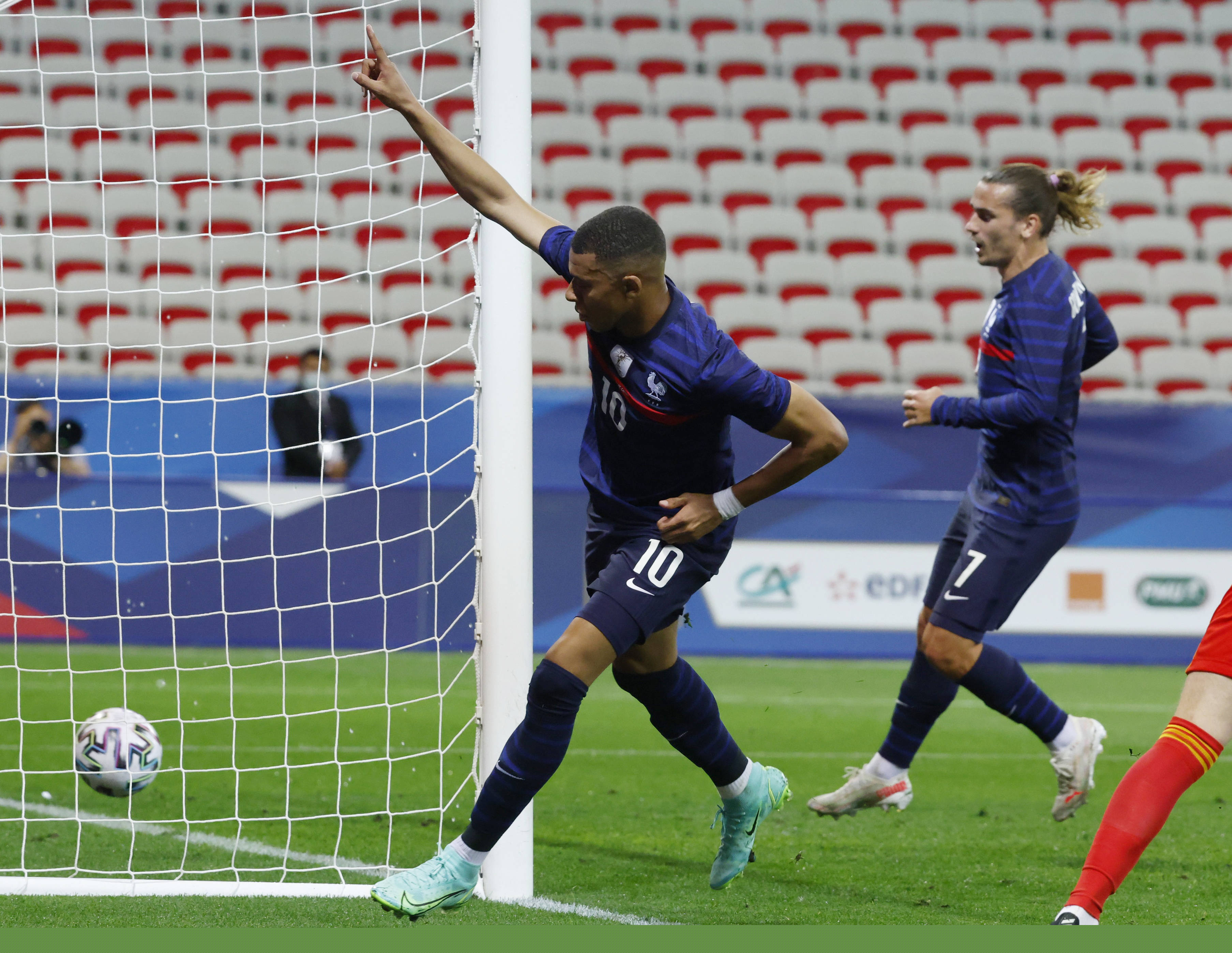 海牛1-0三镇送亚泰降级，兰克尔-泽制胜球，陈哲超进球被吹（海牛1比0击败三镇助亚泰降级，兰克尔-泽制胜，陈哲超进球被判无效）