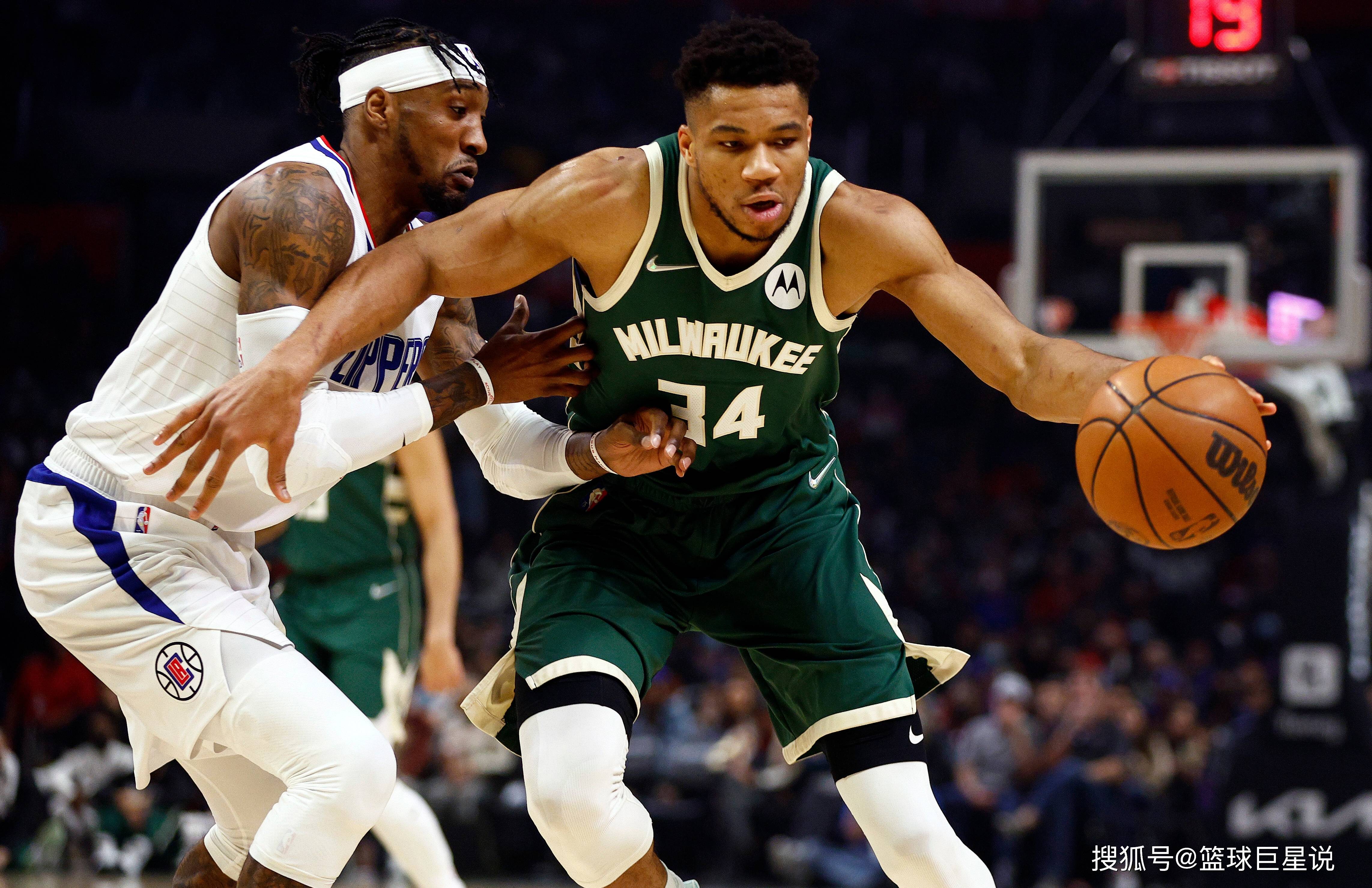 C罗在沙特联赛首秀中上演绝杀，以一记精彩倒钩射门击败对手，助力利雅得胜利领跑积分榜。（沙特联赛处子秀，C罗倒钩压哨绝杀，助利雅得胜利登顶积分榜）