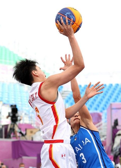 依旧犀利！郭艾伦弧顶摆脱徐杰直杀篮下拿到两分（锋芒不减！郭艾伦弧顶晃开徐杰直冲篮下强取两分）