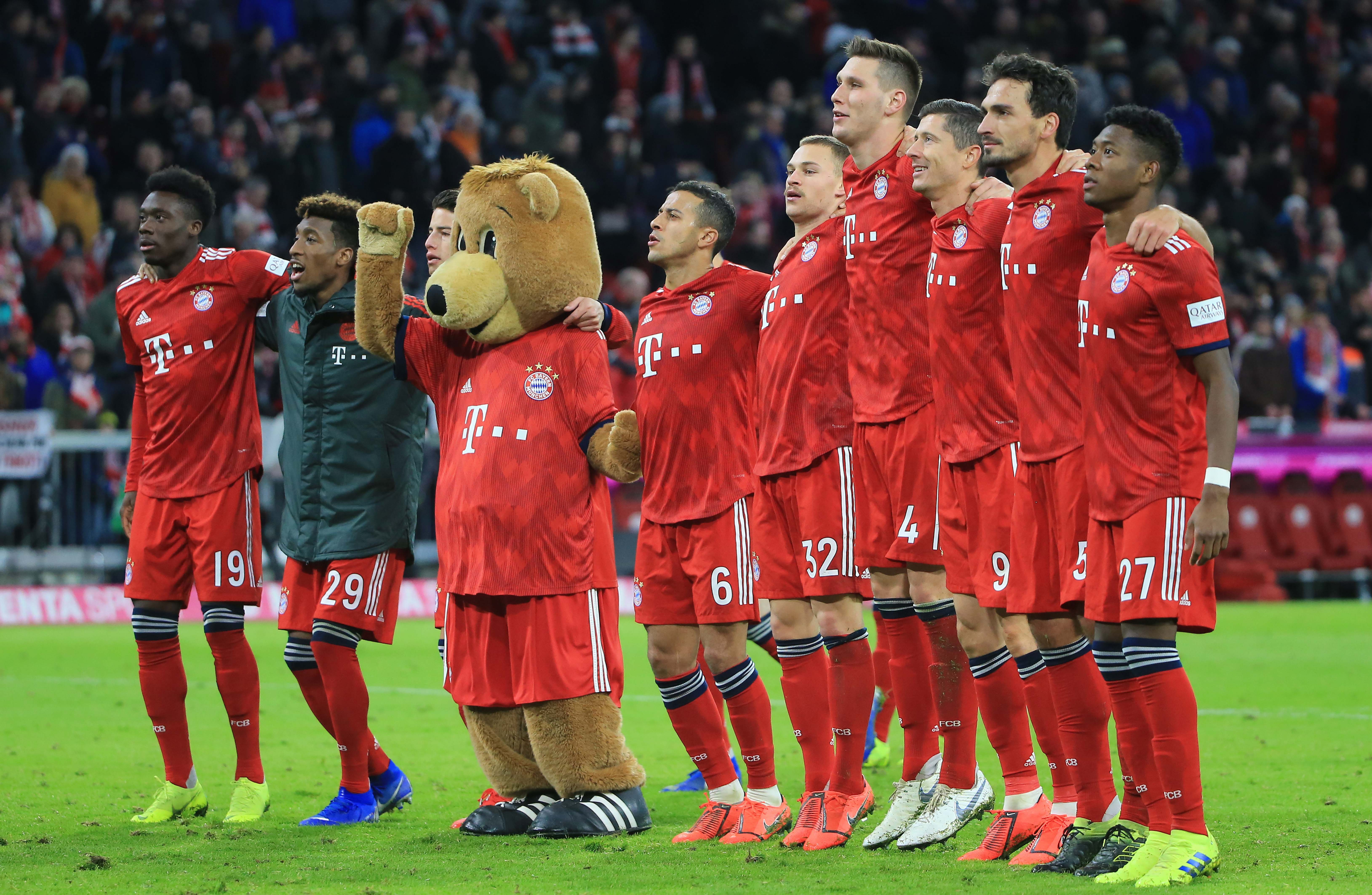 澳超半场：双方后防线均表现出色，惠灵顿凤凰暂0-0喷气机（澳超半场：双方防线稳固，惠灵顿凤凰与喷气机暂0-0）