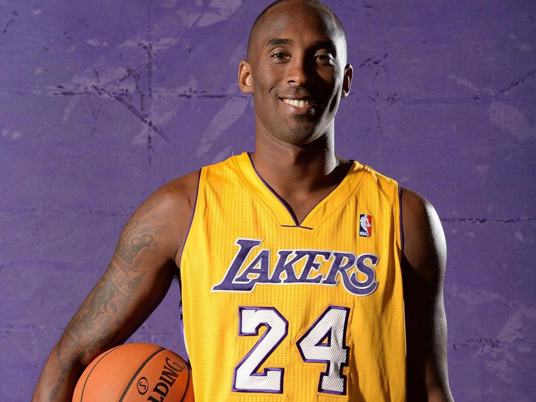 从埃夫勒街区到足球界巅峰：记登贝莱和乌帕梅卡诺的友谊（从埃夫勒街头到足坛之巅：登贝莱与乌帕梅卡诺的情谊）