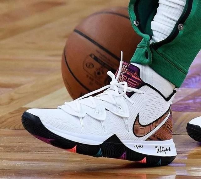 杨瀚森首发出战7分54秒，得到1篮板1失误4犯规。（杨瀚森首发仅出战7分54秒，数据为1篮板、1失误、4次犯规）