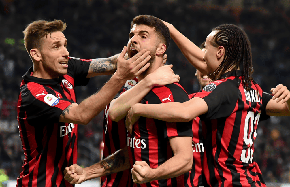 两位体坛巨星会面，樊振东欢乐开怀非常松驰，齐达内眼中充满欣赏（体坛双星同框，樊振东笑容灿烂神态轻松，齐达内目光尽显赞赏）