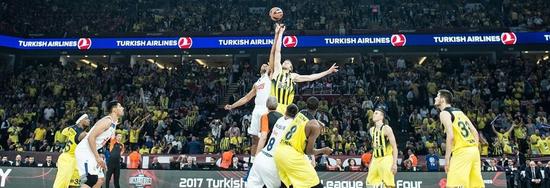 在上海旅游的奇塔迪尼重返海港俱乐部，拜访昔日教练和队友（奇塔迪尼上海行：重返海港俱乐部探望旧帅旧友）