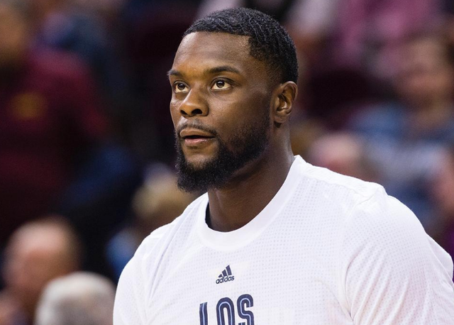 亚当斯复出打了18分钟，他在场时火箭篮板率达到72.4%（亚当斯复出出战18分钟，火箭在他登场期间篮板率高达72.4%）