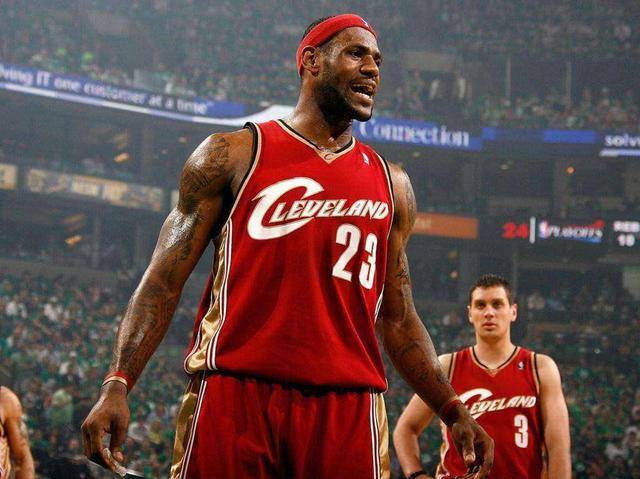 自己给自己颁奖！特朗普获首届FIFA和平奖 因凡蒂诺抛出争议言论（被指“自我加冕”，特朗普摘得首届FIFA和平奖，因凡蒂诺言论引发争议）